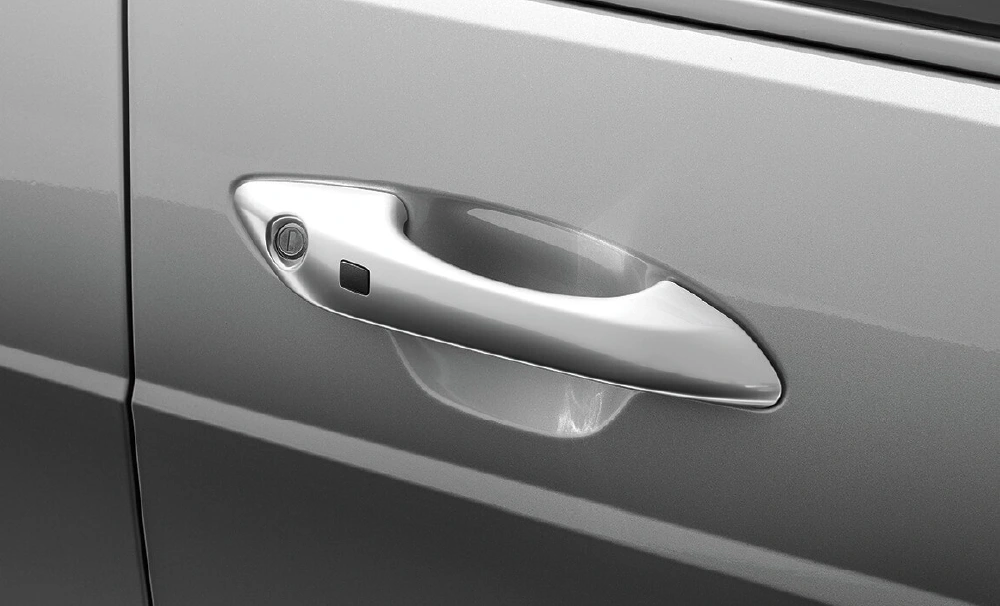 Tay nắm cửa mạ Crom cùng keyless entry