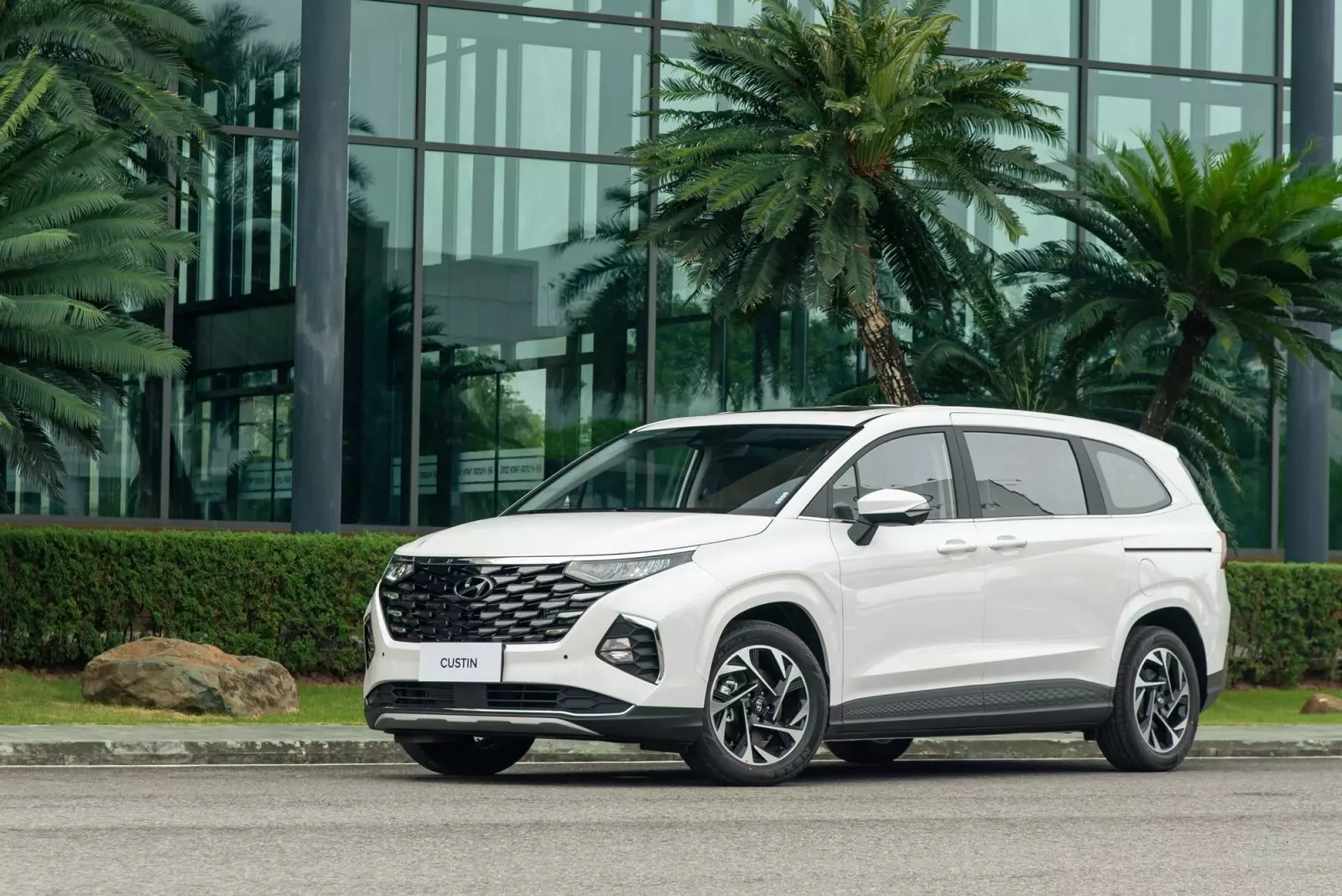 Custin MPV kinh tế, an toàn, vượt trội phân khúc